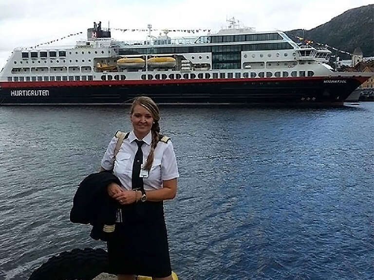 Gina Hurtigruten front of ship